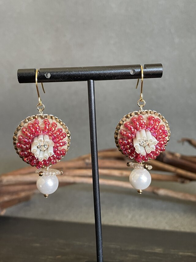 花のピアス ゴールド×赤 | iichi 日々の暮らしを心地よくする