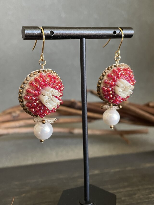 花のピアス ゴールド×赤 | iichi 日々の暮らしを心地よくする