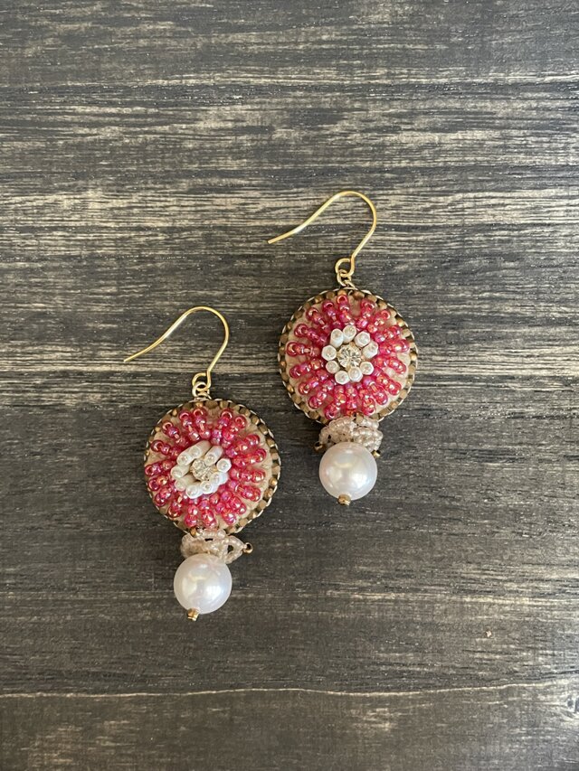 花のピアス ゴールド×赤 | iichi 日々の暮らしを心地よくする