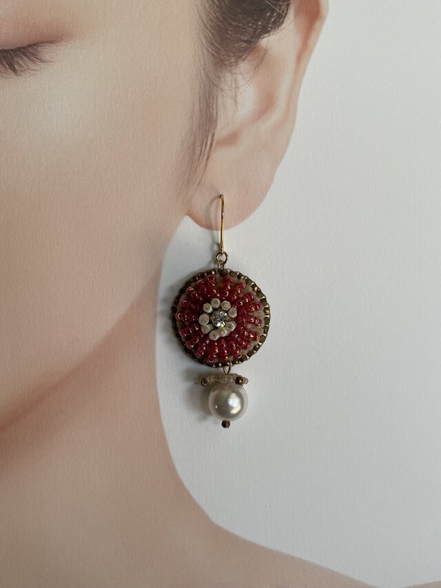 花のピアス ゴールド×赤 | iichi 日々の暮らしを心地よくする