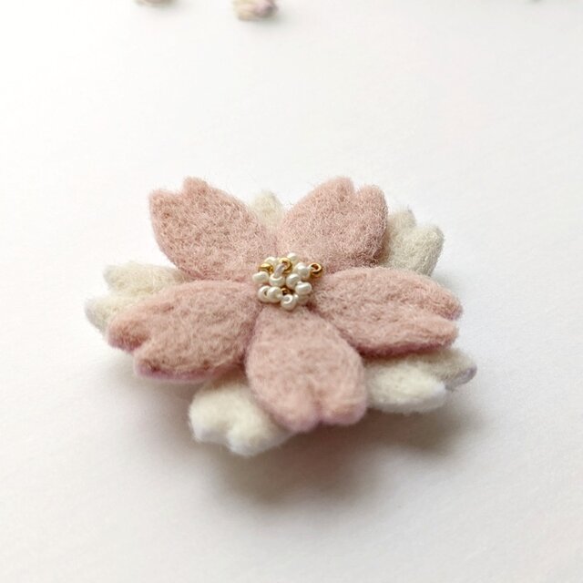小ぶりな羊毛フェルトの桜ブローチ｜やさしい桜色の重なり/受注製作