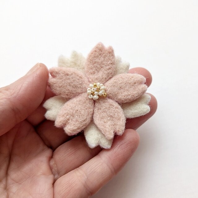 小ぶりな羊毛フェルトの桜ブローチ｜やさしい桜色の重なり/受注製作