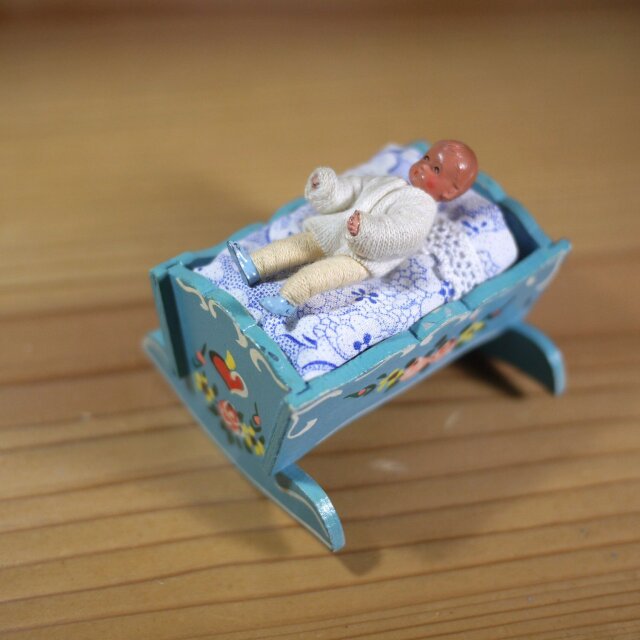 木製ベッドとベンディングドールの赤ちゃん | iichi 日々の暮らしを