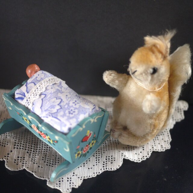 木製ベッドとベンディングドールの赤ちゃん | iichi 日々の暮らしを