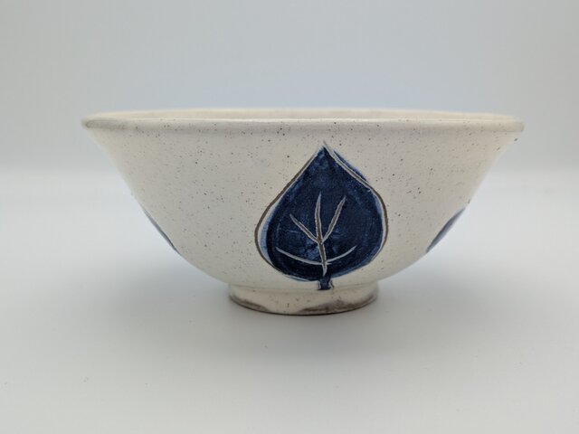 Temoto】お花のお茶碗｜手描き藍色の器（12.5x5.5cm） | iichi 日々の