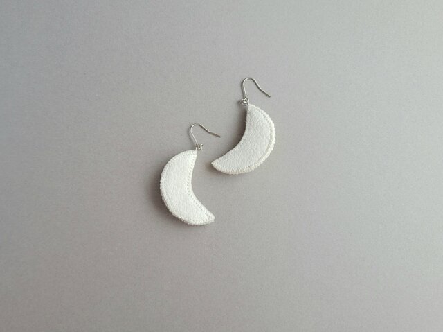小さなお月様のピアス/イヤリング しろ | iichi 日々の暮らしを