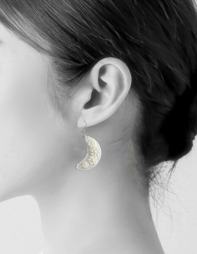 小さなお月様のピアス/イヤリング しろ | iichi 日々の暮らしを