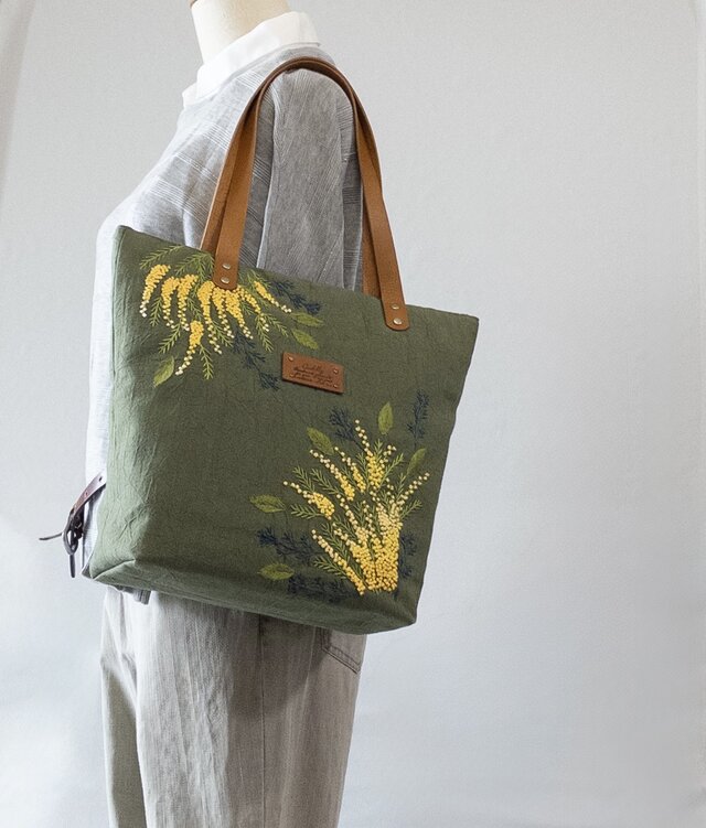 コロンとした　ヌビバッグ　ミモザ刺繍　ポケットたくさん　キーホルダー紐付 ミモザ刺繍のリネントートバッグ| オリーブグリーン|受注制作 | iichi