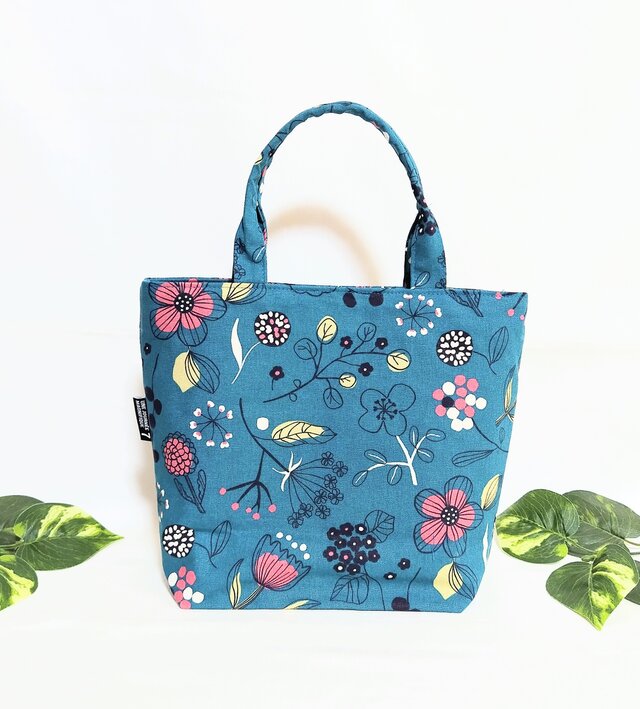 北欧の花お出掛けバック(ブルー) | iichi 日々の暮らしを心地よくする
