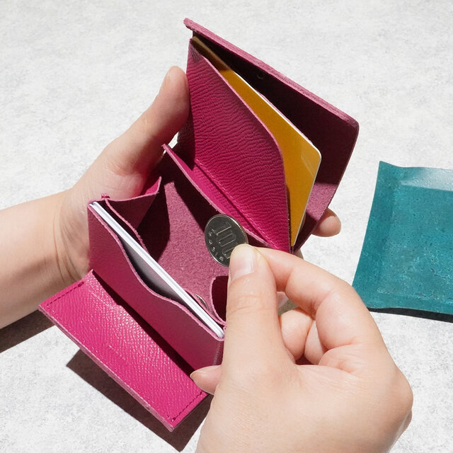 送料無料] 極小サイズで軽やかに！カードサイズの極小軽量三つ折り財布