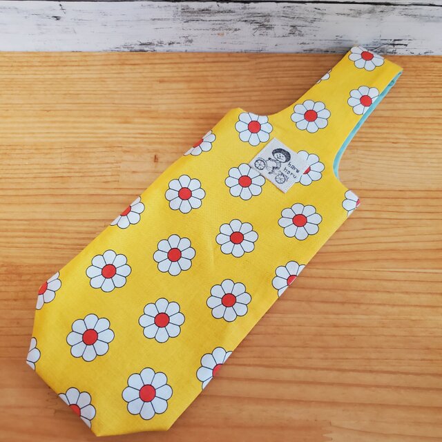 コンパクトに折りたためるペットボトルカバー レトロフラワー | iichi