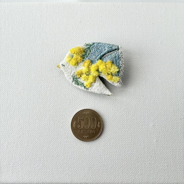 ふんわりミモザを纏う鳥さん 草木染め糸を使った(青い部分)手刺繍/鳥
