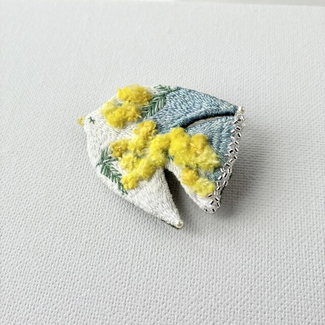 ふんわりミモザを纏う鳥さん 草木染め糸を使った(青い部分)手刺繍/鳥