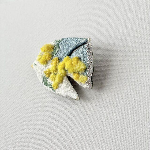 ふんわりミモザを纏う鳥さん 草木染め糸を使った(青い部分)手刺繍/鳥