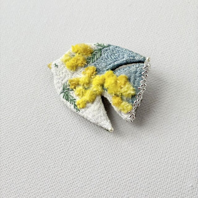 ふんわりミモザを纏う鳥さん 草木染め糸を使った(青い部分)手刺繍/鳥