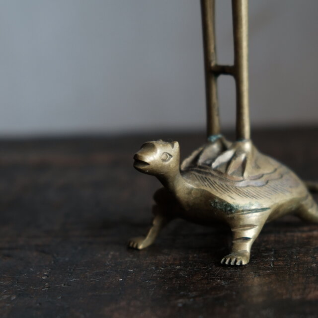 鶴と亀◇金属製三本脚蝋立て 火立て 真鍮 古民家 古道具 インテリア
