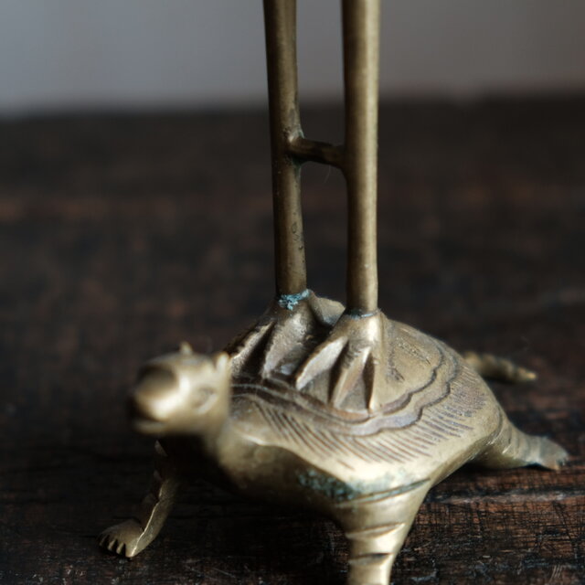 鶴と亀◇金属製三本脚蝋立て 火立て 真鍮 古民家 古道具 インテリア