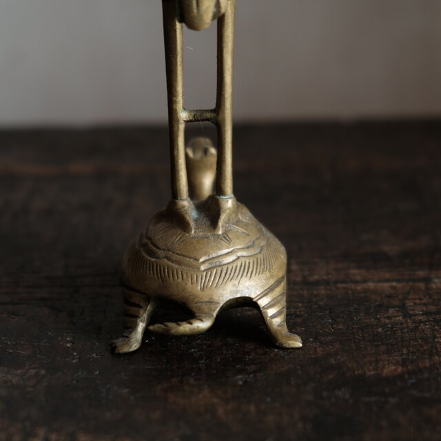 鶴と亀◇金属製三本脚蝋立て 火立て 真鍮 古民家 古道具 インテリア