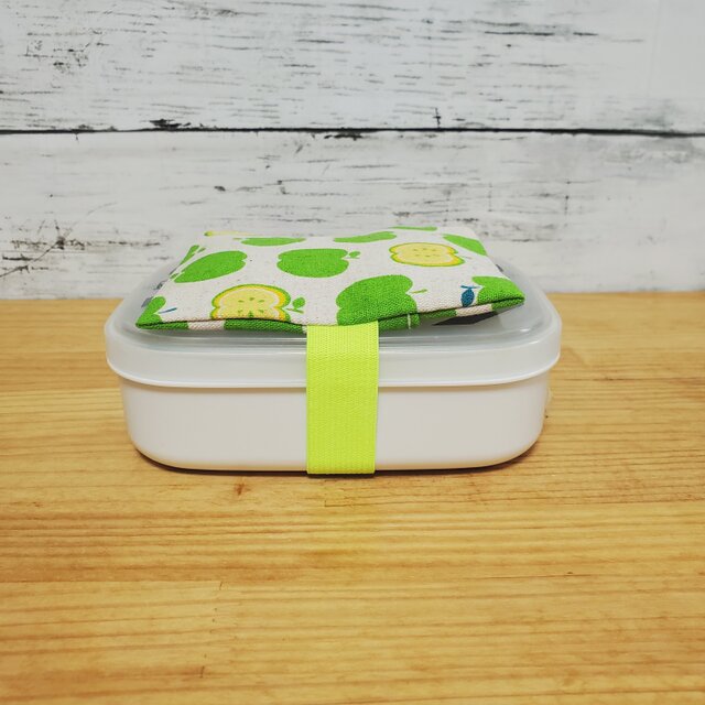 お弁当に！保冷剤ケース付きお弁当箱ゴムバンド ランチベルト 青りんご