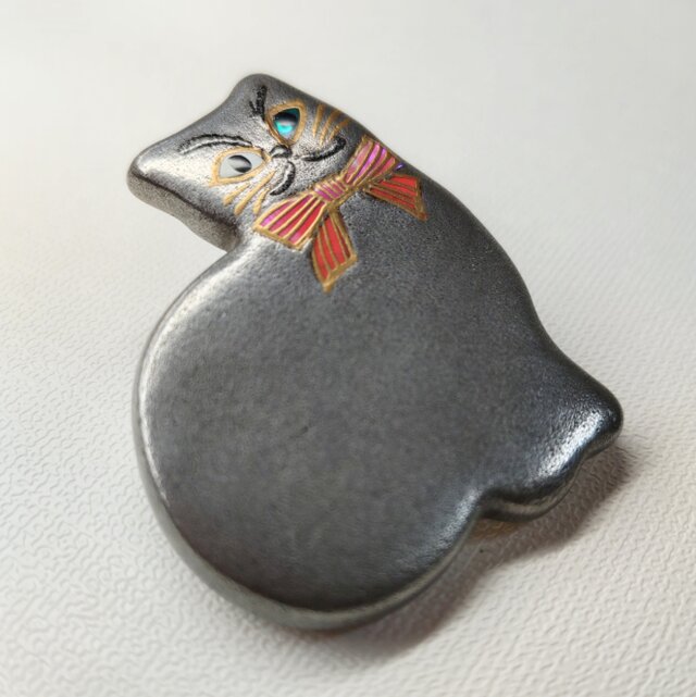 蒔絵ブローチ 銀色猫（赤） | iichi 日々の暮らしを心地よくする