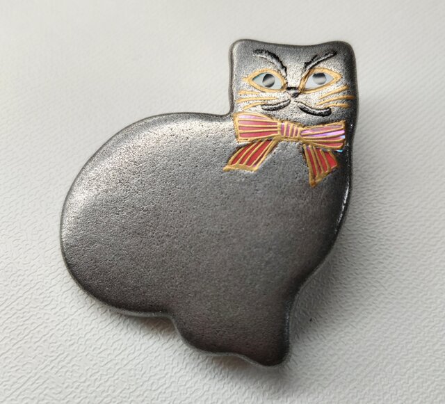 蒔絵ブローチ 銀色猫（赤）のコピー | iichi 日々の暮らしを心地よく