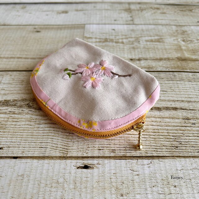 手刺繍】大人かわいい手刺繍桜とミモザのラウンドポーチ 国産帆布