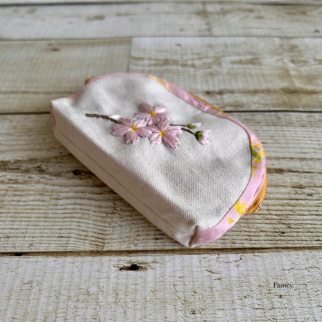 大人かわいい手刺繍桜とミモザのラウンドポーチ 国産帆布 コットン 桜
