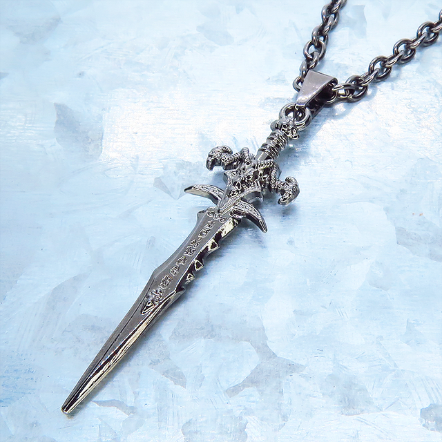 黒く輝く魔剣モチーフを使ったペンダントネックレス 長さ調整可