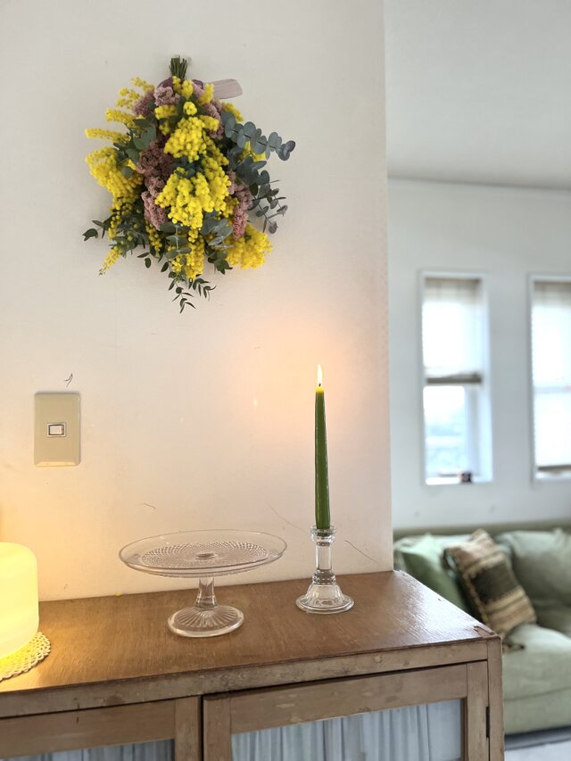 フレッシュミモザのスワッグ ~サーモンピンクのスターチスと♡ | iichi