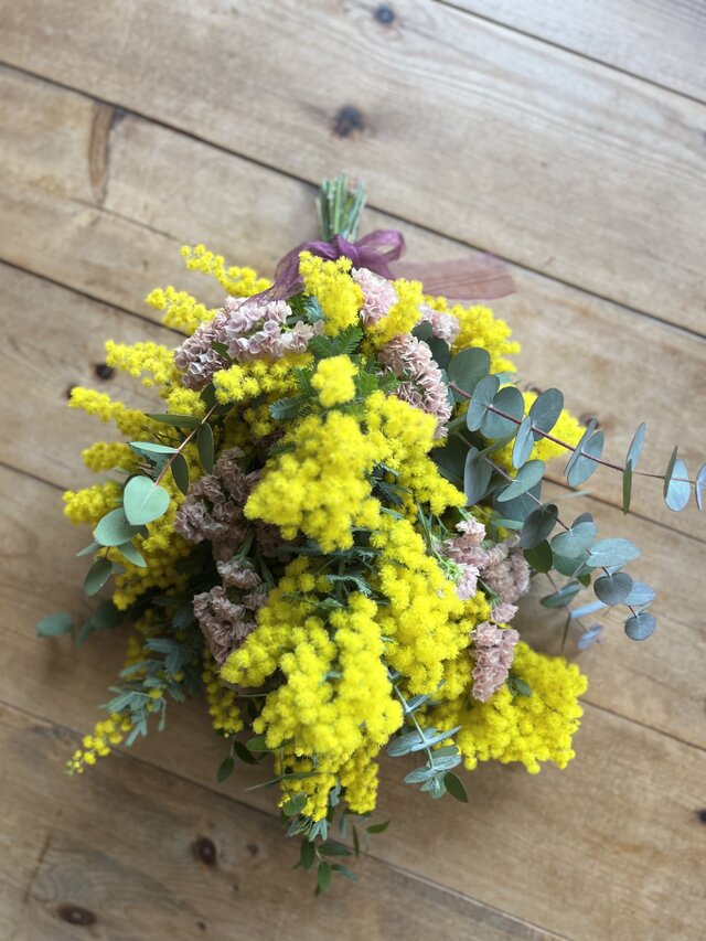 フレッシュミモザのスワッグ ~サーモンピンクのスターチスと♡ | iichi