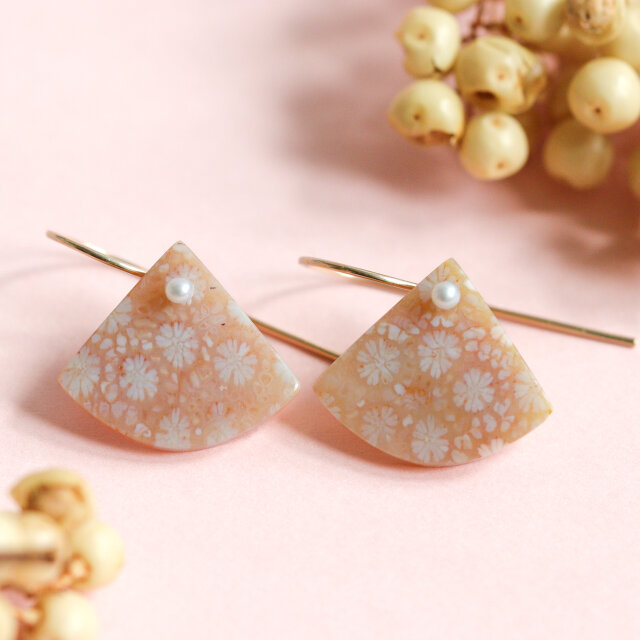 花模様のフォッシルコーラルとパールピアス｜天然石 アクセサリー 菊目