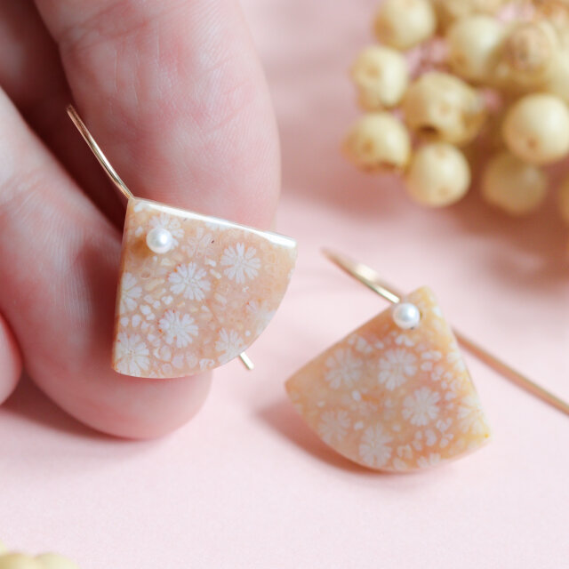 花模様のフォッシルコーラルとパールピアス｜天然石 アクセサリー 菊目