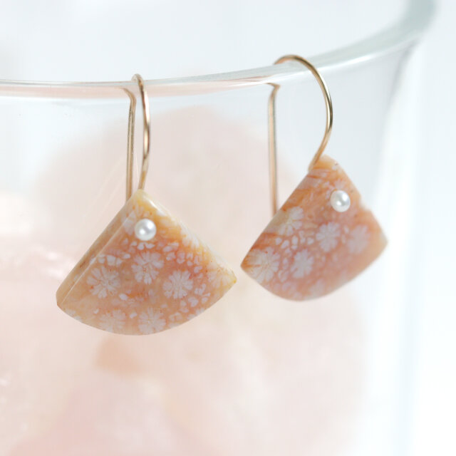 花模様のフォッシルコーラルとパールピアス｜天然石 アクセサリー 菊目