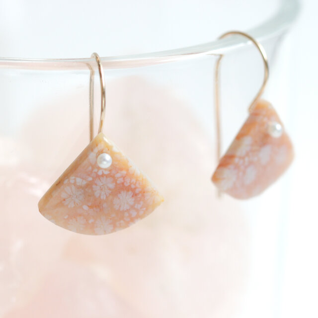 花模様のフォッシルコーラルとパールピアス｜天然石 アクセサリー 菊目