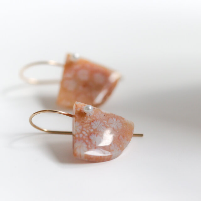 花模様のフォッシルコーラルとパールピアス｜天然石 アクセサリー 菊目