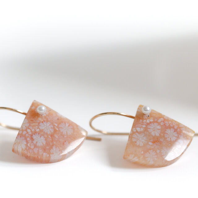 花模様のフォッシルコーラルとパールピアス｜天然石 アクセサリー 菊目