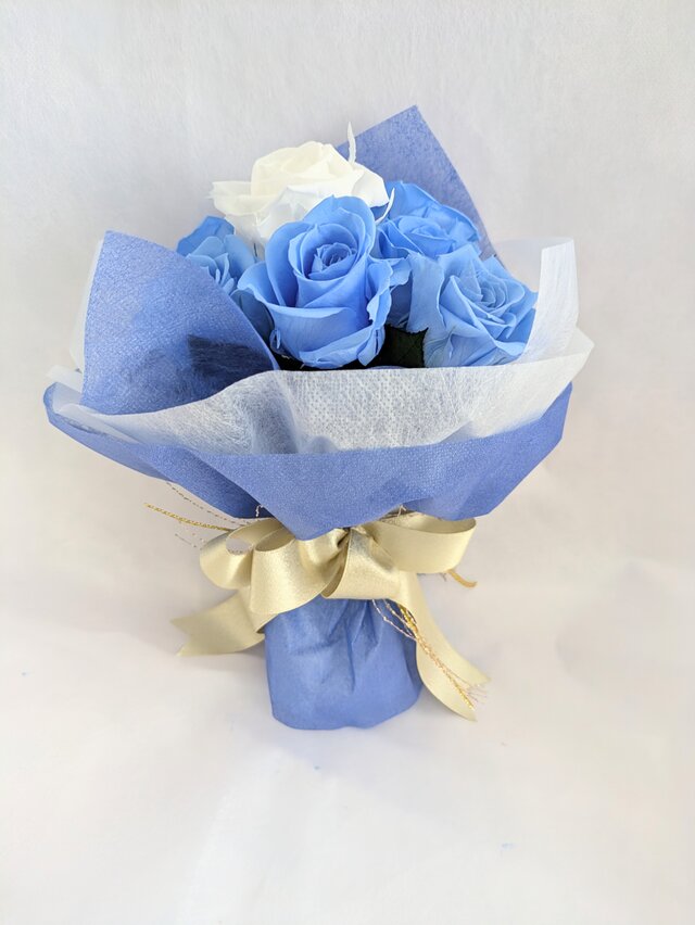プリザーブドフラワー／空色に染まったブルーローズと白い薔薇の10輪