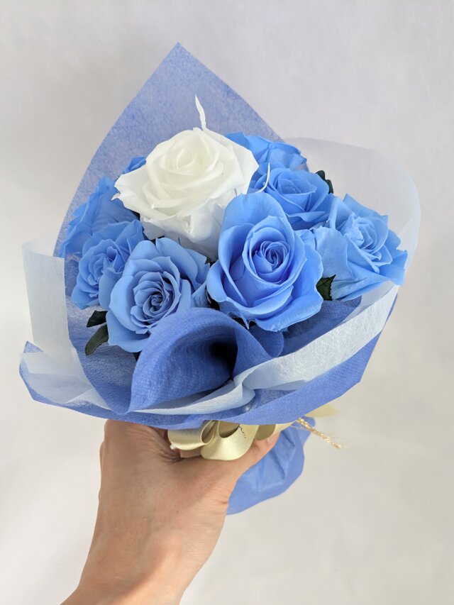 プリザーブドフラワー／空色に染まったブルーローズと白い薔薇の10輪