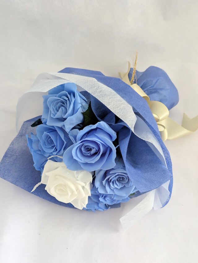 プリザーブドフラワー／空色に染まったブルーローズと白い薔薇の10輪