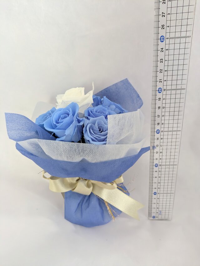 プリザーブドフラワー／空色に染まったブルーローズと白い薔薇の10輪