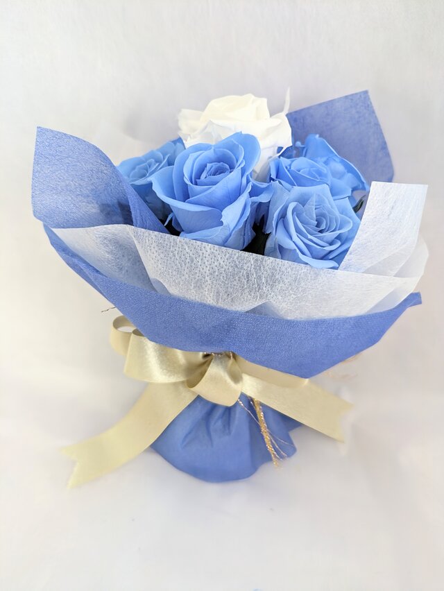 プリザーブドフラワー／空色に染まったブルーローズと白い薔薇の10輪