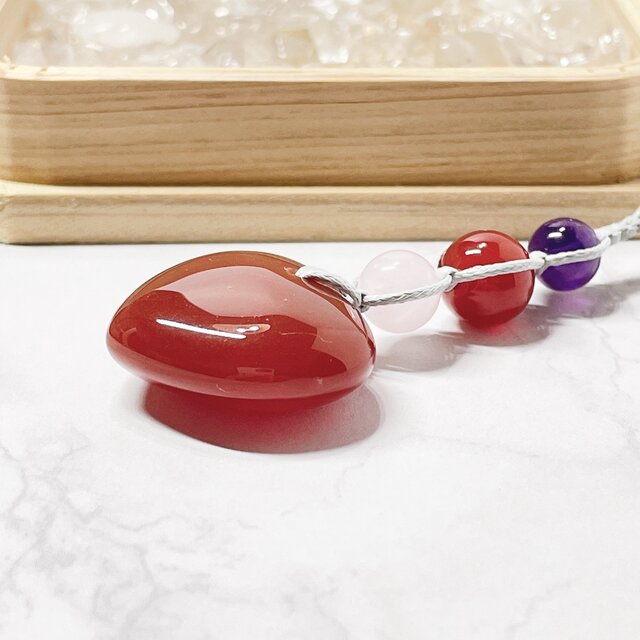 ✦1点限定！穏やかな赤いハートが彩る、心をほどく天然石ストラップ