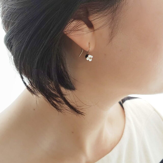 本当に小さな白い花のピアス 5mmシェル × ブラックスピネル｜14kgf
