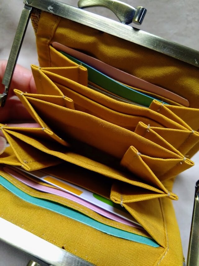 津軽こぎん刺しで仕立てた浮足口金のハーフ財布 砂色×カラシ色 | iichi 