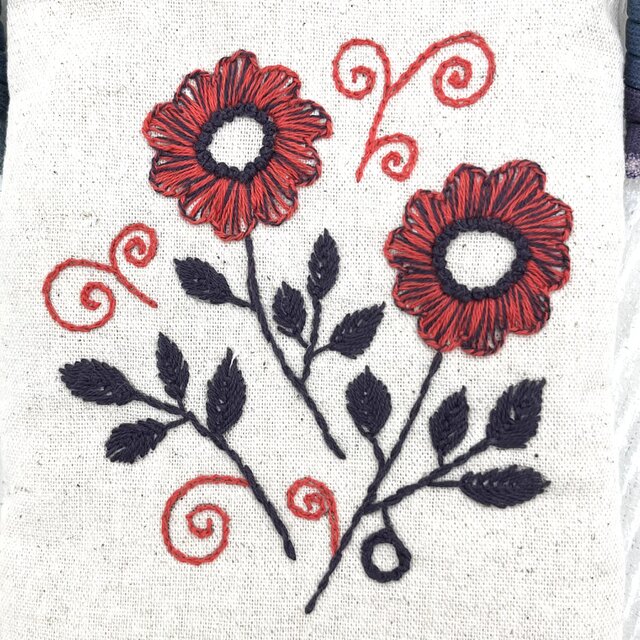 手刺繍スマホショルダー 2輪の花 | iichi 日々の暮らしを心地よくする