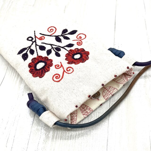 手刺繍スマホショルダー 2輪の花 | iichi 日々の暮らしを心地よくする