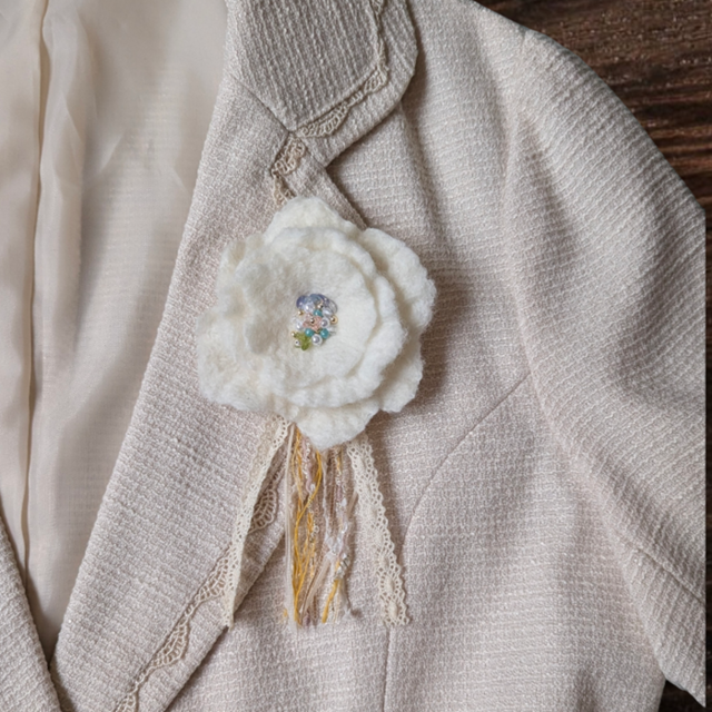 ふんわり揺れる、ハレの日の花。羊毛フェルトのブーケコサージュ（白