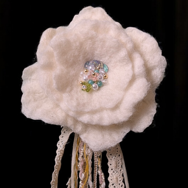 ふんわり揺れる、ハレの日の花。羊毛フェルトのブーケコサージュ（白