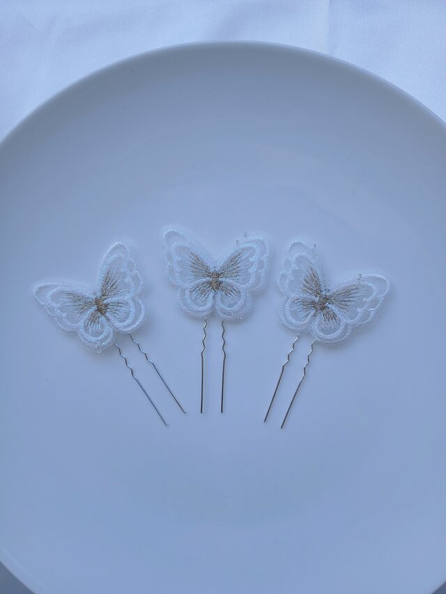 蝶々のヘアピン3本セット＊ホワイトゴールド＊ラメ刺繍の二枚羽