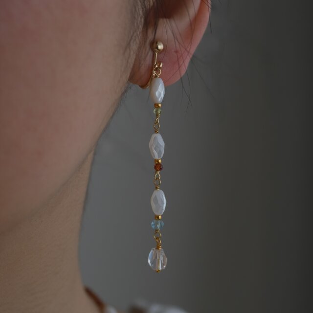 mother of pearl ＆ apatite earring：天然石ロングピアス アパタイト 